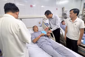 Ông Vũ Văn Diện, Phó Chủ tịch Thường trực UBND tỉnh Quảng Ninh trao hỗ trợ cho nạn nhân bị thương.