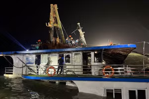 Tàu du lịch gặp nạn trên Vịnh Hạ Long được trục vớt.