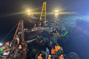 Lực lượng chức năng xuyên đêm tìm kiếm nạn nhân mất tích vụ lật tàu trên vịnh Hạ Long.