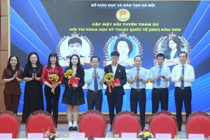 Ban Giám đốc Sở GD&ĐT Hà Nội tặng hoa chúc mừng cô trò Trường THPT Việt Đức.