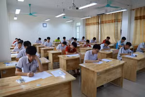 Các thí sinh bước vào môn thi đầu tiên.