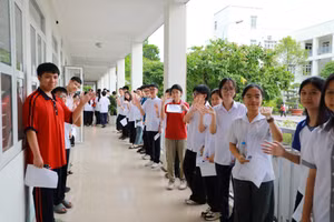 Các sĩ tử giữ tâm lý thoải mái trước khi bước vào phòng thi.
