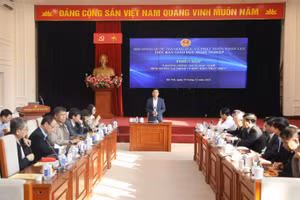 Thứ trưởng Bộ GD&ĐT Lê Quân chủ trì phiên họp.