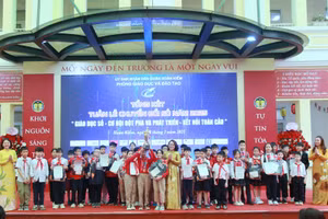 Ban tổ chức trao giải cuộc thi "Đi tìm Công dân số tài năng dành cho học sinh tiểu học".