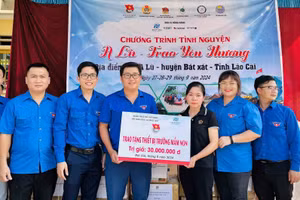 Trao hỗ trợ cho trường mầm non xã A Lù.