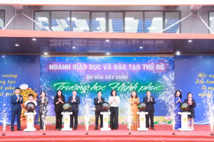 Các đại biểu thực hiện nghi thức hưởng ứng thi đua xây dựng "Trường học hạnh phúc".