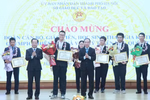 Lãnh đạo Sở GD&ĐT trao thưởng cho học sinh giành huy chương tại kỳ thi IOAA 2025.