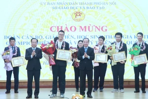Lãnh đạo Sở GD&ĐT trao thưởng cho học sinh giành huy chương tại kỳ thi IOAA 2025.