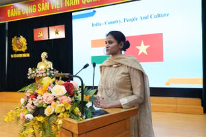 Bà Deepa S., Bí thư thứ nhất Đại sứ quán Ấn Độ tại Việt Nam phát biểu tại tọa đàm.