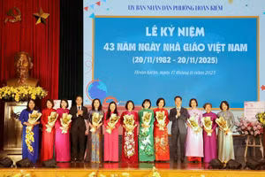 Lãnh đạo phường Hoàn Kiếm tặng hoa chúc mừng các nhà giáo.