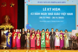 Lãnh đạo phường Hoàn Kiếm tặng hoa chúc mừng các nhà giáo.