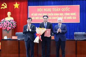 Ông Nguyễn Lộc Hà (giữa) làm Phó Bí thư Tỉnh uỷ Bình Dương.