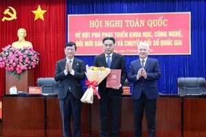 Ông Nguyễn Lộc Hà (giữa) làm Phó Bí thư Tỉnh uỷ Bình Dương.