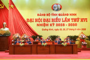 Đoàn Chủ tịch Đại hội.
