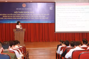 Đại biểu trình bày tham luận tại hội thảo.