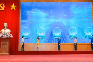 Các đại biểu ấn nút phát động chiến dịch "Thanh niên Quảng Ninh chung tay phổ cập kỹ năng số, xây dựng văn hóa số".