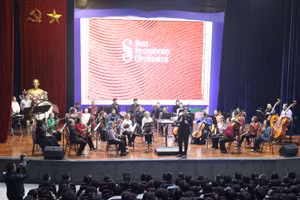 Dàn nhạc giao hưởng Mặt trời giao lưu cùng học sinh Trường THPT chuyên Hà Nội – Amsterdam.