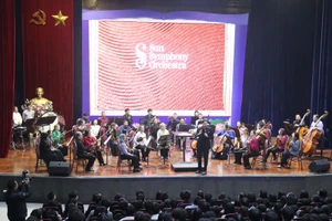 Dàn nhạc giao hưởng Mặt trời giao lưu cùng học sinh Trường THPT chuyên Hà Nội – Amsterdam.