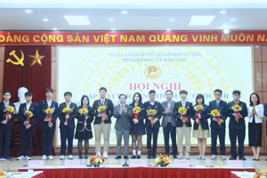 Lãnh đạo Sở GD&ĐT Hà Nội tặng hoa chúc mừng các em học sinh.