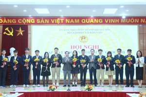 Lãnh đạo Sở GD&ĐT Hà Nội tặng hoa chúc mừng các em học sinh.