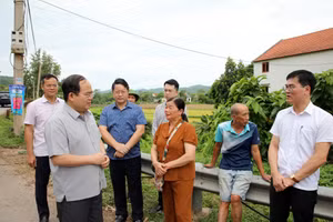 Bí thư Tỉnh ủy Quảng Ninh trò chuyện với người dân xã Điền Xá và mong muốn người dân tiếp tục ủng hộ, sớm bàn giao mặt bằng để thi công dự án nâng cấp quốc lộ 4B.