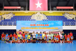 Ban tổ chức tặng cờ lưu niệm chào mừng các đoàn về dự giải.