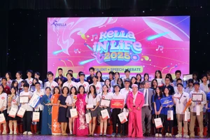 Ban tổ chức chúc mừng các đội đoạt giải.