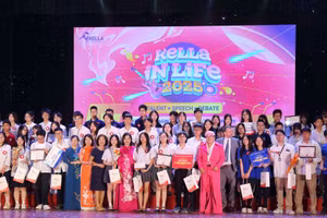 Ban tổ chức chúc mừng các đội đoạt giải.