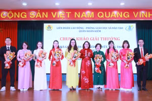 Bà Trịnh Ngọc Trâm - Trưởng phòng GD&ĐT quận Hoàn Kiếm tặng hoa chúc mừng các giáo viên dự chung khảo.