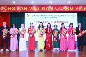 Bà Trịnh Ngọc Trâm - Trưởng phòng GD&ĐT quận Hoàn Kiếm tặng hoa chúc mừng các giáo viên dự chung khảo.