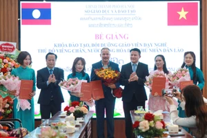 Giám đốc Sở GD&ĐT Hà Nội Trần Thế Cương trao chứng chỉ đào tạo cho các học viên.