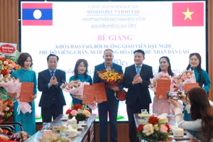 Giám đốc Sở GD&ĐT Hà Nội Trần Thế Cương trao chứng chỉ đào tạo cho các học viên.