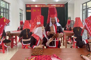 Bà con DTTS xã Quảng Tân thêu trang phục dân tộc.