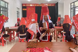 Bà con DTTS xã Quảng Tân thêu trang phục dân tộc.