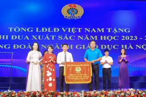 Công đoàn ngành giáo dục Hà Nội nhận cờ thi đua của Tổng Liên đoàn Lao động Việt Nam.