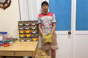 Nguyễn Văn Sơn cùng tang vật. Ảnh: C.A