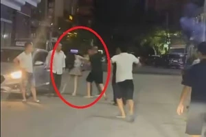 Hình ảnh ghi lại cảnh người phụ nữ bị hành hung. Ảnh cắt từ clip.