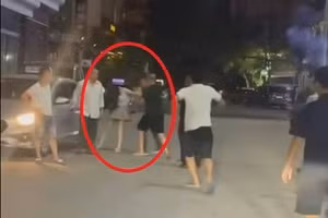 Hình ảnh ghi lại cảnh người phụ nữ bị hành hung. Ảnh cắt từ clip.