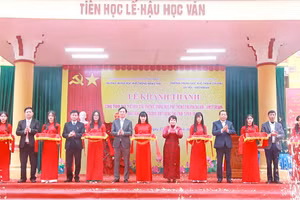 Các đại biểu thực hiện nghi thức cắt băng khánh thành thư viện.