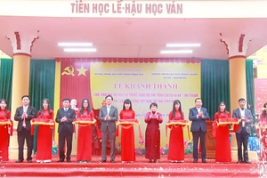 Các đại biểu thực hiện nghi thức cắt băng khánh thành thư viện.