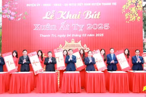 Các đại biểu thực hiện nghi thức khai bút.