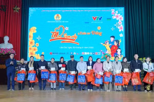 Chủ tịch Công đoàn Giáo dục Việt Nam Nguyễn Ngọc Ân trao quà cho các nhà giáo, người lao động.