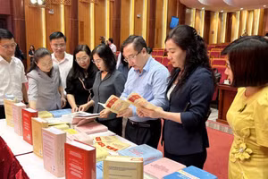 Lãnh đạo tỉnh nghiên cứu trao đổi các nội dung trong cuốn sách của của Tổng Bí thư. 