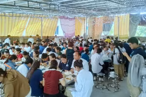 Hàng trăm phụ huynh, học sinh ăn trưa tại nhà dân gần điểm thi.