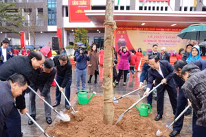 Các đại biểu trồng cây tại trường THCS An Dương Vương, huyện Đông Anh (