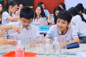 Học sinh Hà Nội hào hứng trải nghiệm giáo dục STEM.