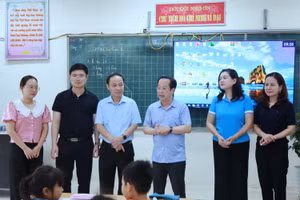 Lãnh đạo Sở GD&ĐT Hà Nội hỏi thăm, trò chuyện với các em học sinh Trường Tiểu học Việt Long.