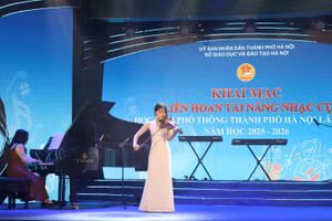 Tiết mục biểu diễn violin và piano của học sinh Trường THPT Quang Trung - Hà Đông.
