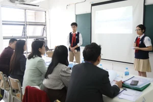 Học sinh thuyết trình đề tài trước Ban Giám khảo.