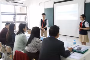 Học sinh thuyết trình đề tài trước Ban Giám khảo.